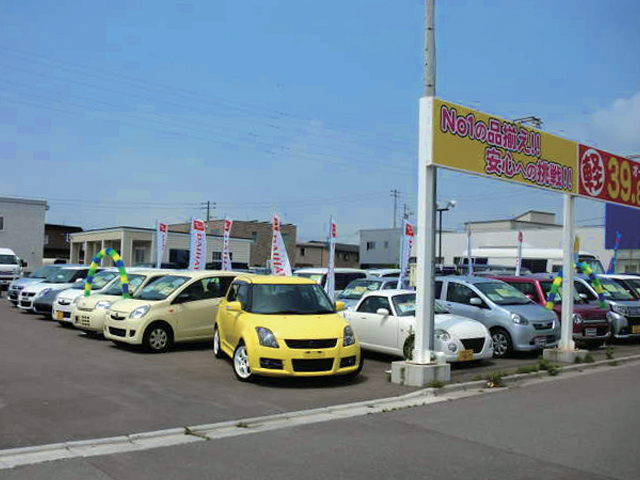 中古車展示場の外観